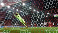 Spartak membuat kejutan dengan justru unggul lebih dulu pada menit ke-23. Pelanggaran Coutinho pada Aleksandr Samedov menghasilkan tendangan bebas di depan kotak penalti Liverpool. Fernando yang jadi eksekutor bisa menendang bola langsung masuk ke gawang. Reuters/John Sibley.