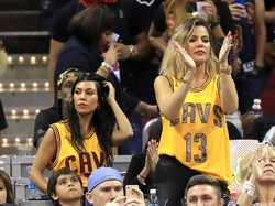 Pakai Baju Longgar, Khloe Kardashian Dikritik Netizen