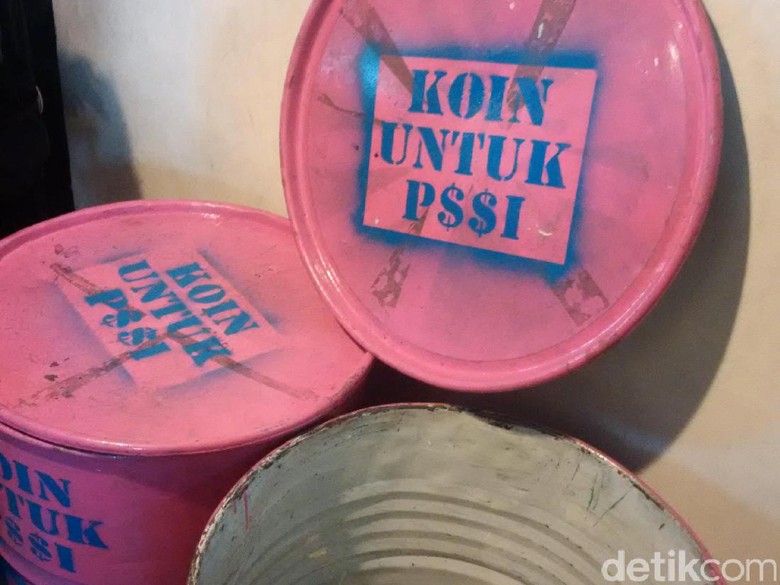 Bobotoh Serahkan Uang Koin ke Persib untuk Bayar Denda PSSI Bobotoh Serahkan Uang Koin ke Persib untuk Bayar Denda PSSI