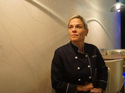 Ini Cerita Cat Cora, Iron Chef Wanita Pertama di Amerika