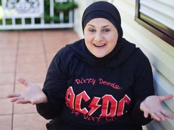 Mengenal Frida Deguise, Satu-satunya Komedian Berhijab di Australia