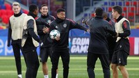 Jesse Lingard dikelilingi rekan-rekannya dalam sesi latihan yang berlangsung sehari sebelum kick-off. (REUTERS/Maxim Shemetov)
