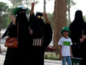 Wanita Arab Saudi Akan Dibolehkan Menyetir Kendaraan Mulai 2018