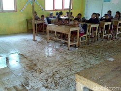 Tak Punya Jamban, Siswa SD di Cianjur Ini Buang Hajat ke Sungai