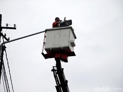 Dishub Garut Kebut Perbaikan Lampu Jalan di Jalur Mudik