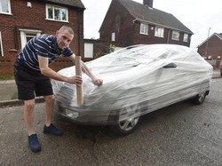 Diparkir di Depan Rumah Orang, Mobil Ini Dibungkus Plastik