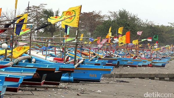 Ombak Besar, Sebagian Nelayan di Cilacap Tidak Melaut