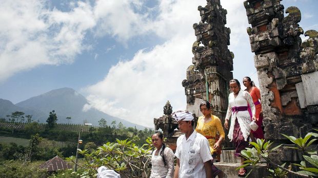 Sejumlah Umat Hindu yang bermukim sekitar 10km dari Gunung Agung bersiap menggelar upacara Meayu-Ayu di Pura Penataran Agung Desa Pemuteran, Karangasem, Bali, Rabu (27/9). Warga di kawasan rawan bencana itu menggelar persembahyangan bersama untuk memohon agar terhindar dari bahaya, menyusul peningkatan aktivitas Gunung Agung yang masih pada level awas. ANTARA FOTO/Nyoman Budhiana/ama/17.