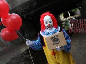 Hiii.. Pesan Donat di Gerai Ini Bisa Ketemu Badut Seram Sebagai Pengantarnya!