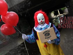 Video: Hiii! Seramnya Pengantar Donat di Gerai Ini