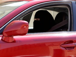 Izinkan Wanita Mengemudi Sendiri, Arab Saudi Hujan Pujian