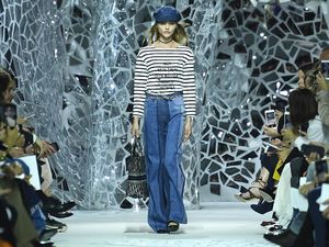 Unik, 80 Ribu Pecahan Cermin Hiasi Catwalk Dior di Paris Fashion Week