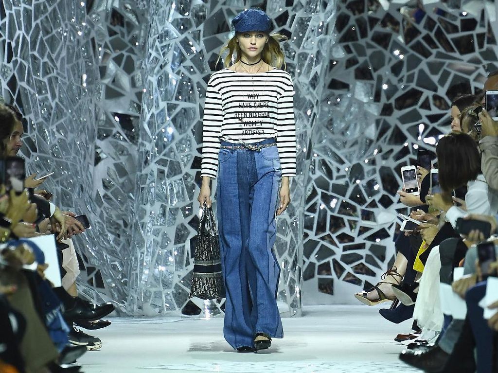 Unik, 80 Ribu Pecahan Cermin Hiasi Catwalk Dior di Paris Fashion Week Unik, 80 Ribu Pecahan Cermin Hiasi Catwalk Dior di Paris Fashion Week