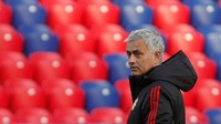 Jose Mourinho memimpin sesi latihan Manchester United yang dilangsungkan di VEB Arena. (REUTERS/Maxim Shemetov)