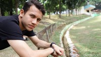 Siapa sangka, Sedari kecil Ia justru sering dimarahi ibundanya karena kerap bablas saat bermain bola hingga Magrib. 