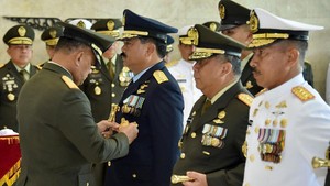 Panglima TNI Sematkan Tanda Kehormatan kepada 68 Pati TNI