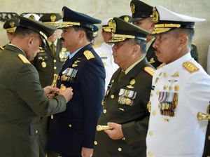 Panglima TNI Sematkan Tanda Kehormatan kepada 68 Pati TNI