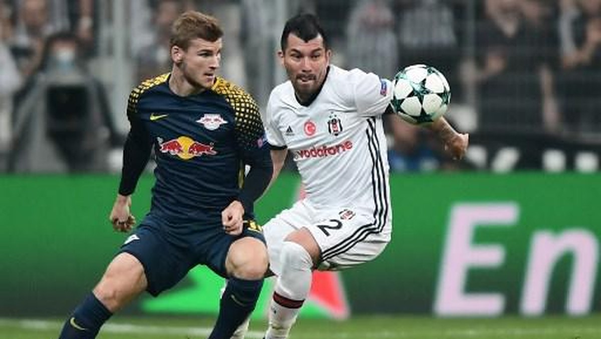 Timo Werner (kiri) saat berebut bola dengan Gary Medel (Foto: OZAN KOSE/AFP PHOTO)