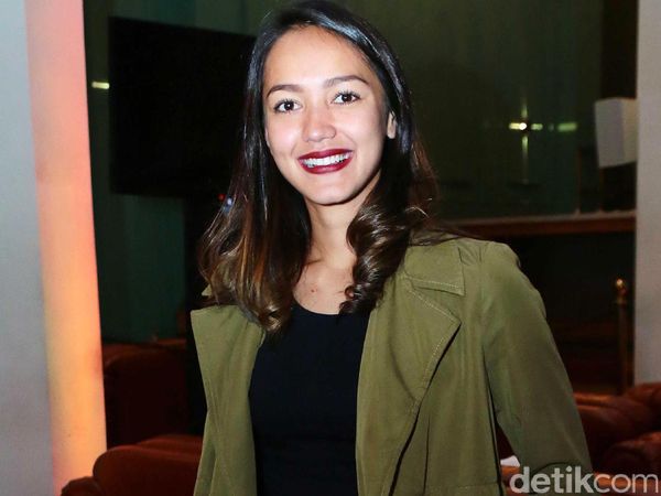 Bibir Merah Merona Melayu Nicole