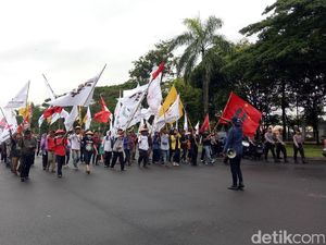 Diguyur Hujan, Massa Aksi Hari Tani Tetap Bertahan