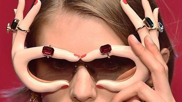 Aksesori Unik di Milan Fashion Week, Topi Super Lebar hingga Kacamata Jari