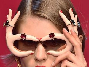 Aksesori Unik di Milan Fashion Week, Topi Super Lebar hingga Kacamata Jari