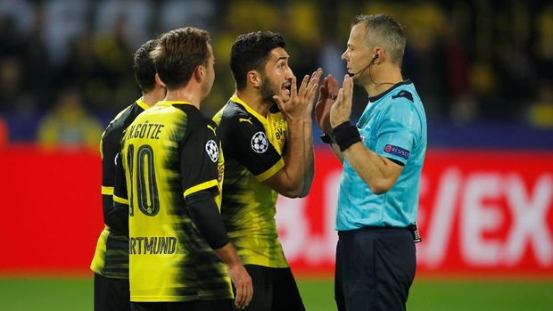 Protes para pemain Dortmund terhadap hand ball Sergio Ramos tak digubris wasit.