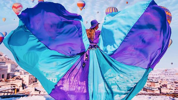 Foto: Wanita Cantik yang Keliling Dunia dengan Gaun Berkibar