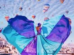 Traveler Cantik Keliling Dunia Pakai Gaun