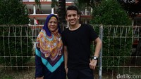 Makanya, saat kecil. Egy sudah akrab dengan bola dan lapangan hijau. Sejak itu pula dia menggocek bola tanpa kenal waktu dan tempat. 
