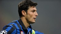 Posisi bek kanan ada Javier Zanetti. Mourinho begitu mengandalkan pemain asal Argentina ini kala menukangi Inter Milan (Claudio Villa/Getty Images)