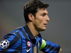 Posisi bek kanan ada Javier Zanetti. Mourinho begitu mengandalkan pemain asal Argentina ini kala menukangi Inter Milan (Claudio Villa/Getty Images)