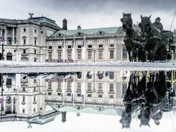 Traveler yang Liburannya Mencari Genangan Air