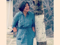 Tika Panggabean Naik MRT ke Konser Putih Bersatu