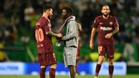 Saat pertandingan sudah memasuki menit-menit akhir, tiba-tiba seorang penggemar terlihat berlari memasuki lapangan. Dia langsung menuju ke arah Messi dan disambut dengan tenang oleh bintang Barcelona tersebut. (Foto: Octavio Passos/Getty Images)