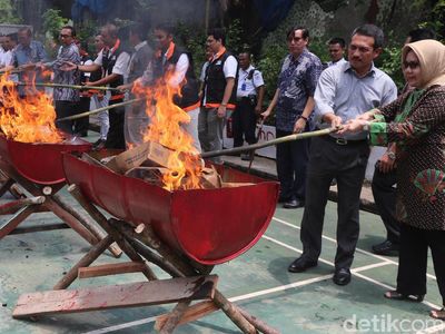 Gula Rafinasi dan Daging Kadaluwarsa Dibakar