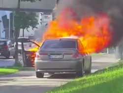 Protes Mobil Rusak Tak Digubris, Pria Ini Bakar Mobilnya