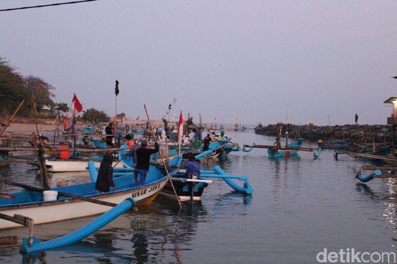 Nelayan Garut Keluhkan Pintu Pelabuhan Pantai Santolo yang Macet