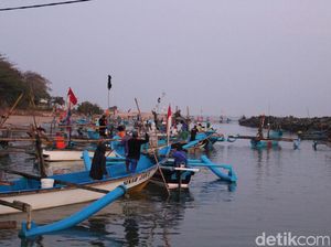 Nelayan Garut Keluhkan Pintu Pelabuhan Pantai Santolo yang Macet
