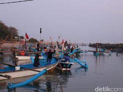 Nelayan Garut Keluhkan Pintu Pelabuhan Pantai Santolo yang Macet