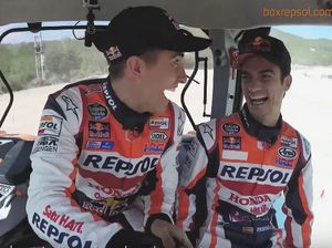 Girangnya Marquez dan Pedrosa Ngebut Pakai Traktor