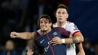 Edinson Cavani berebut bola dengan Niklas Sule. Dalam pertandingan ini pesepakbola asal Uruguay itu juga menyumbangkan satu gol di menit ke-31. Benoit Tessier/Reuters.