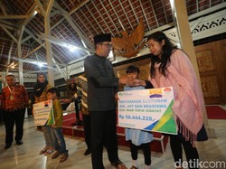 Ridwan Kamil-BPJS Beri Santunan ke Keluarga Pahlawan Damkar Bandung