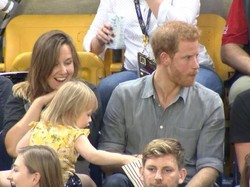 Gemas Banget! Bocah Ini Diam-diam Curi Popcorn Pangeran Harry