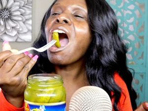 Perdengarkan Suaranya Saat Makan, Wanita Ini Jadi Viral di YouTube Perdengarkan Suaranya Saat Makan, Wanita Ini Jadi Viral di YouTube