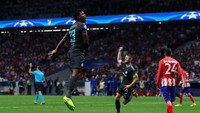 Michy Batshuayi menjadi orang yang mematahkan hati para pendukung Atletico. Dia mencatatkan namanya di menit ke-93. Chelsea pun memenangi pertandingan. (Foto: Jason Cairnduff/Reuters)