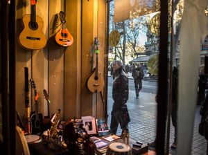 Ketika Musisi Jual Alat Musik Penuh Sejarah