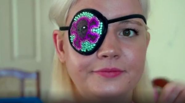 Kehilangan Bola Mata, Wanita Ini Kreasikan Masker Mata Lucu
