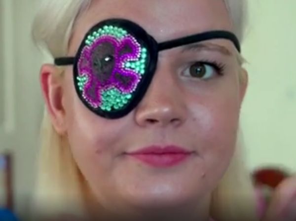 Kehilangan Bola Mata, Wanita Ini Kreasikan Masker Mata Lucu