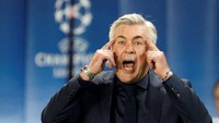 Carlo Ancelotti memberikan pengarahan kepada para pemain Bayern Munich. Charles Platiau/Reuters.